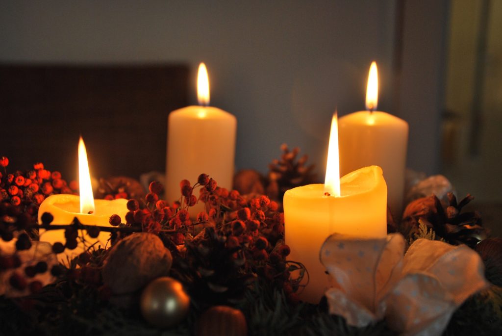 Adventskranz ganz natürlich mit Beeren und Nüssen