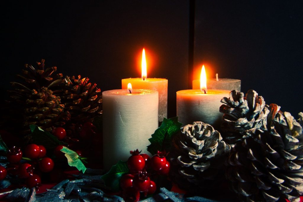 Adventskranz natürlich mit Zapfen und Beeren