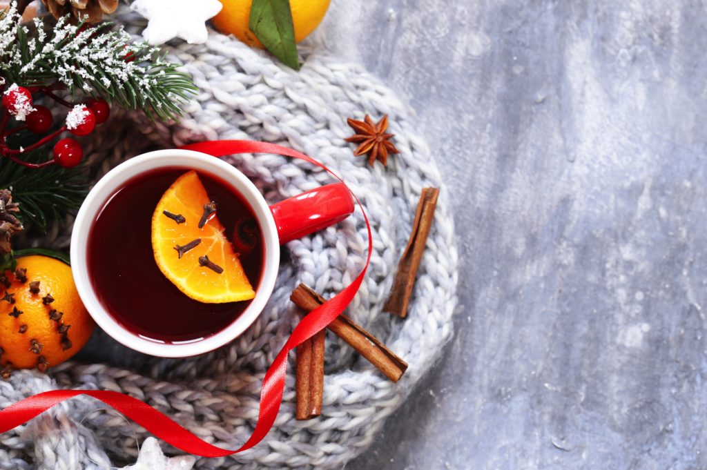 Glühwein mit Orangen und Nelken