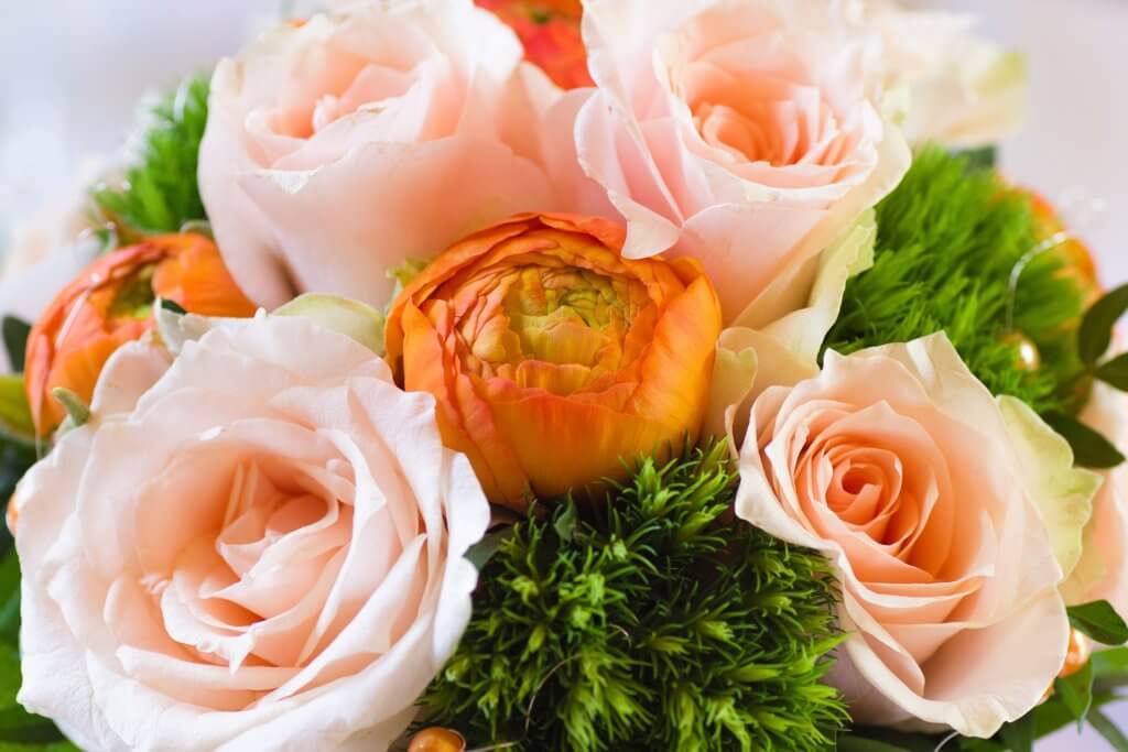 Ranunkeln Und Rosen Im Brautstrauss