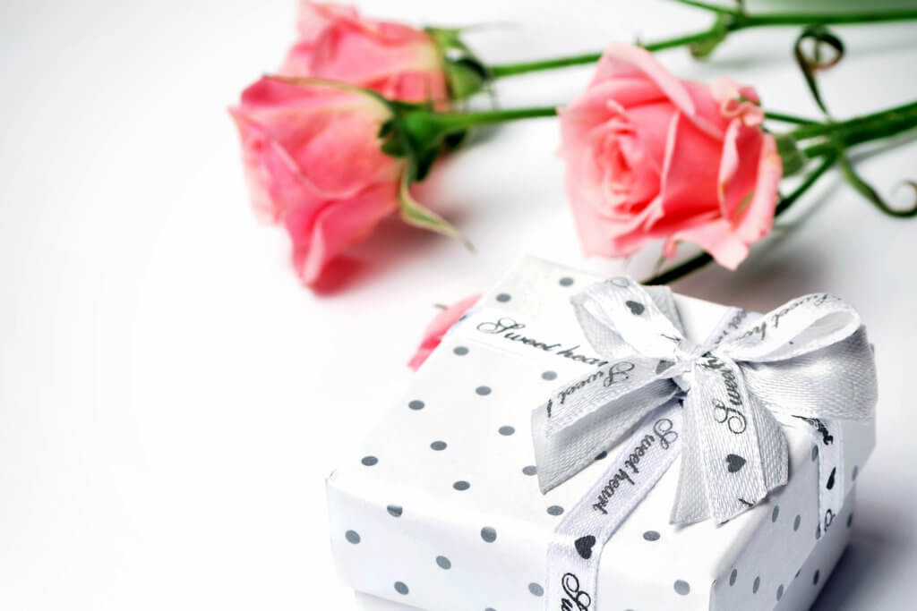 Schmuck Geschenk Mit Blumen Schoener