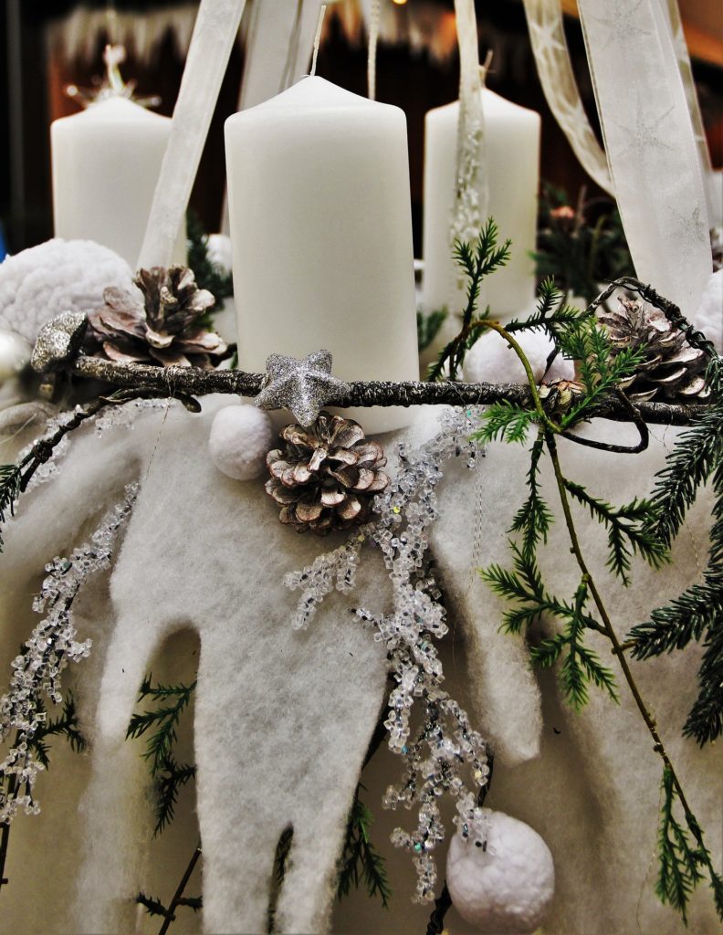 Weißer hängender Adventskranz mit Filz
